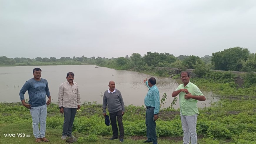 భారీ వర్షాలు కురవడంతో పలు గ్రామాలను సందర్శించిన మండల అధికారులు