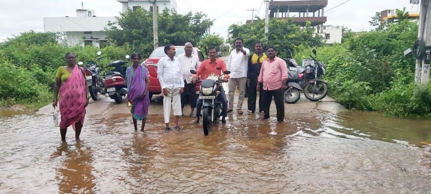 కోరుట్ల తహశీల్దార్ కార్యాలయం చుట్టూ జలమయం అక్రమ నిర్మాణాలవల్లే ఈ దుస్థితి