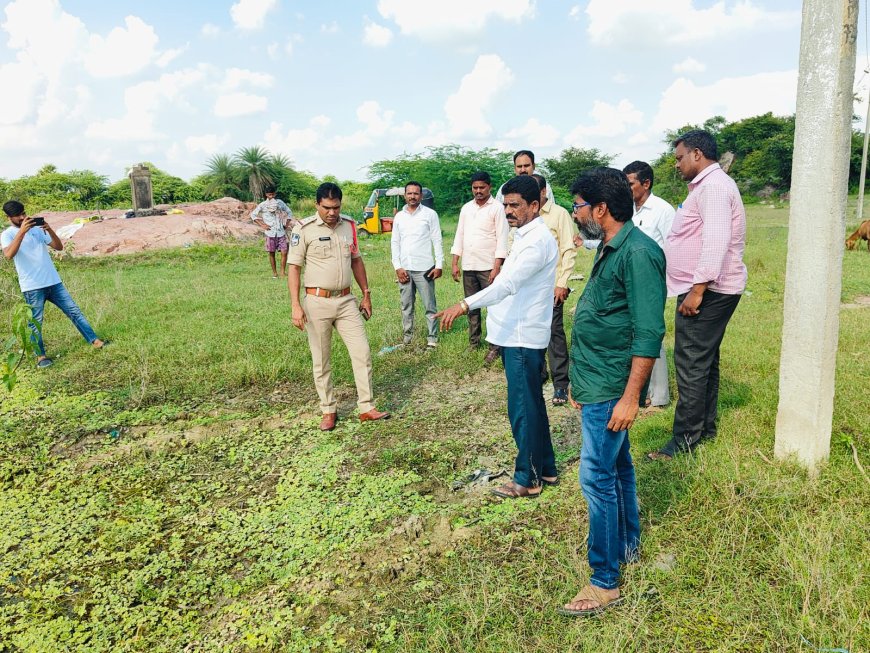 బతుకమ్మ చెరువు పనులను పర్యవేక్షించిన స్థానిక సీఐ రంజిత్ రావు